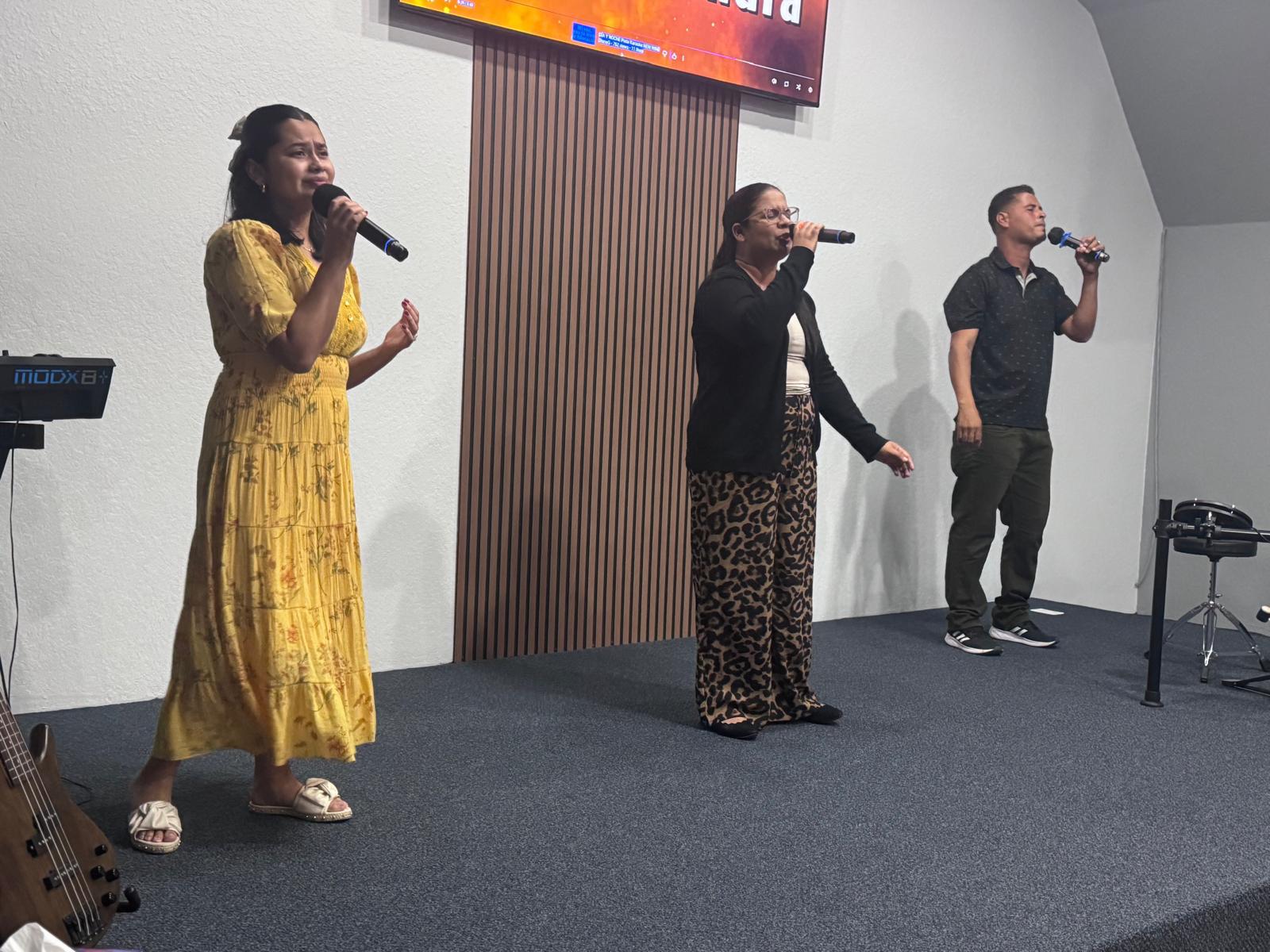 Ministerio de alabanza cantando en el servicio