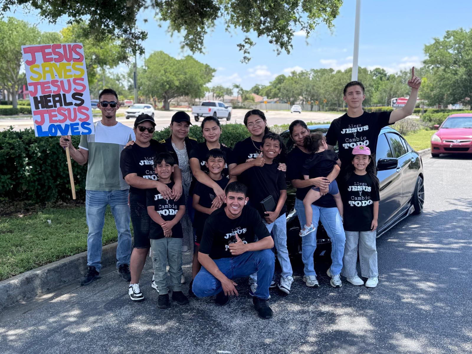 Hermanos de la iglesia evangelizando en la comunidad