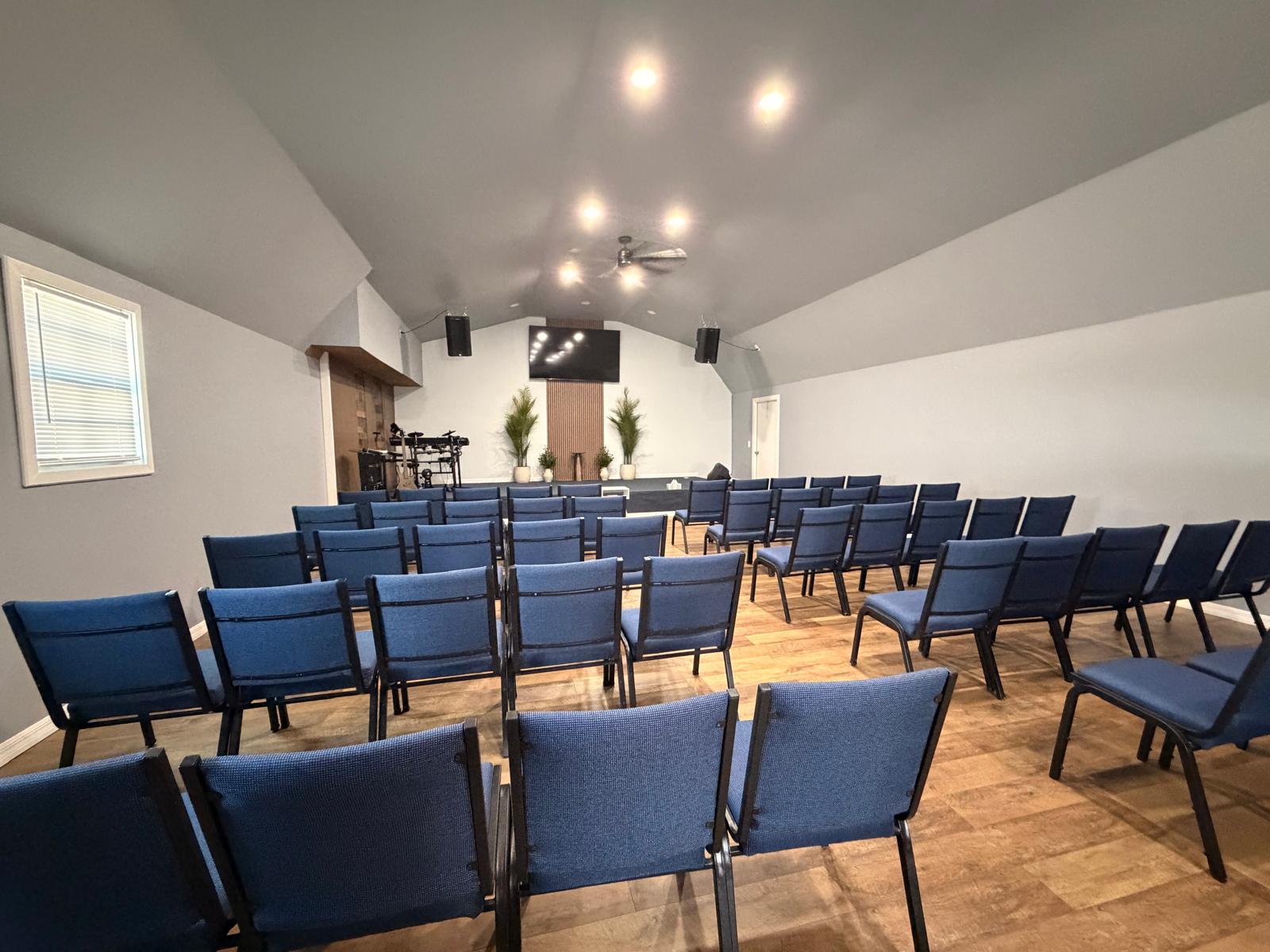 Santuario de la iglesia con sillas azules