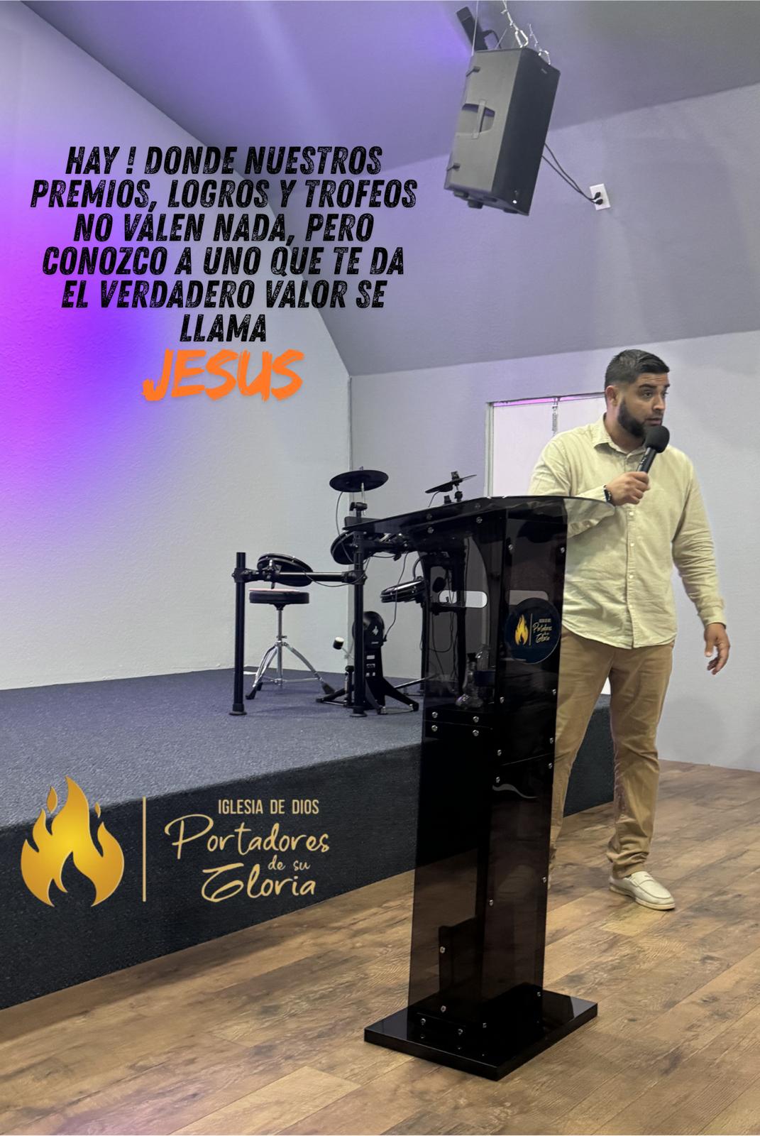 Pastor predicando la palabra desde el púlpito