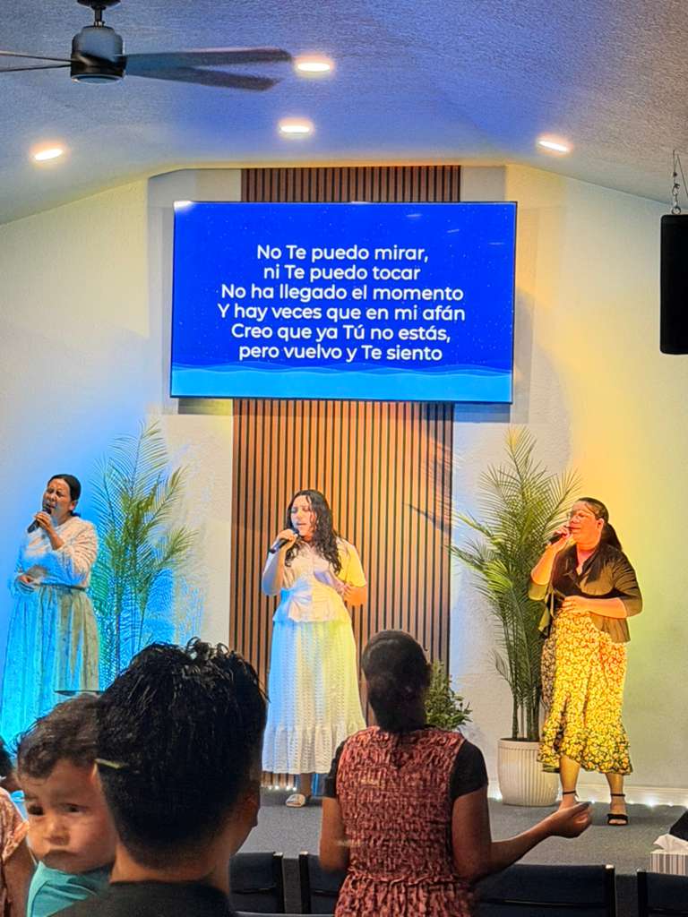 Ministerio de alabanza adorando en el servicio